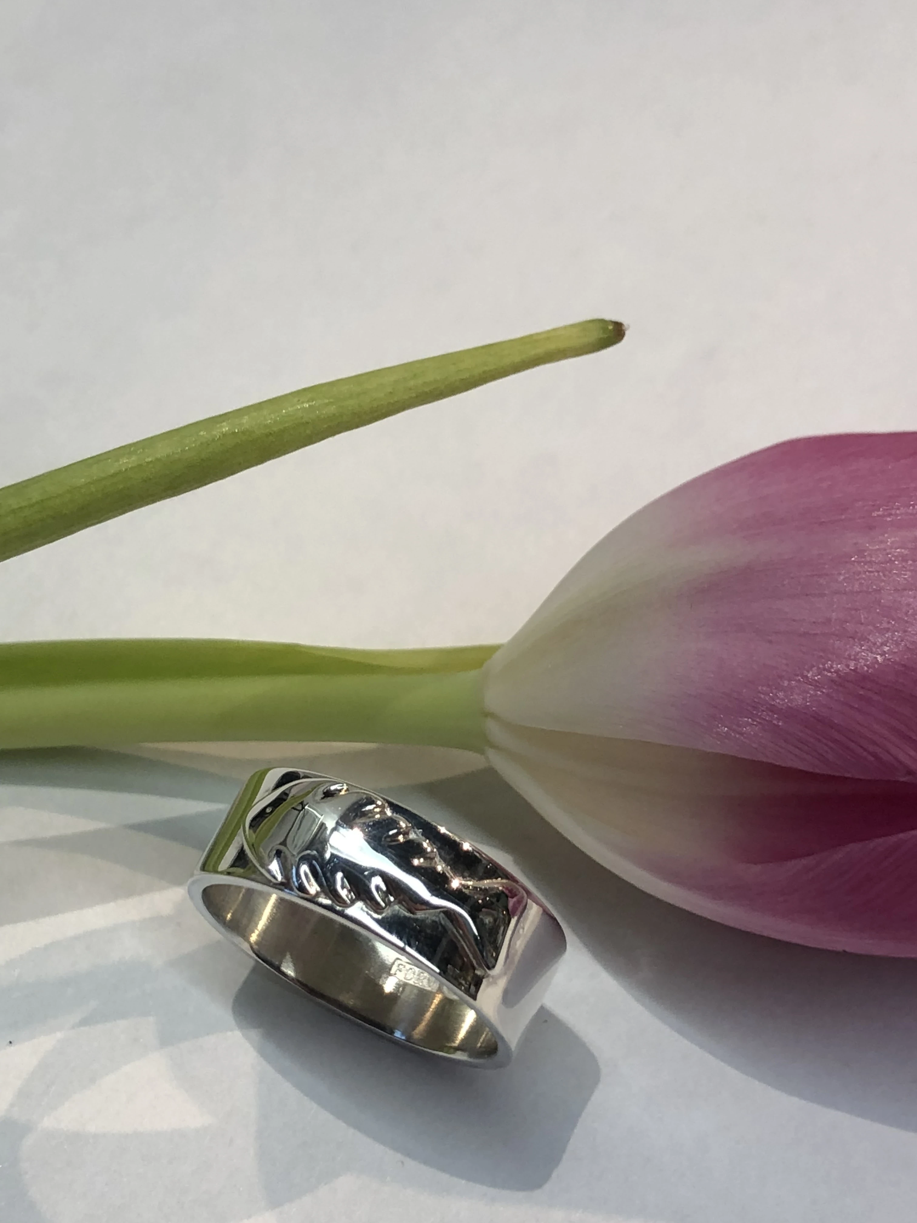 Ring med blomdekor