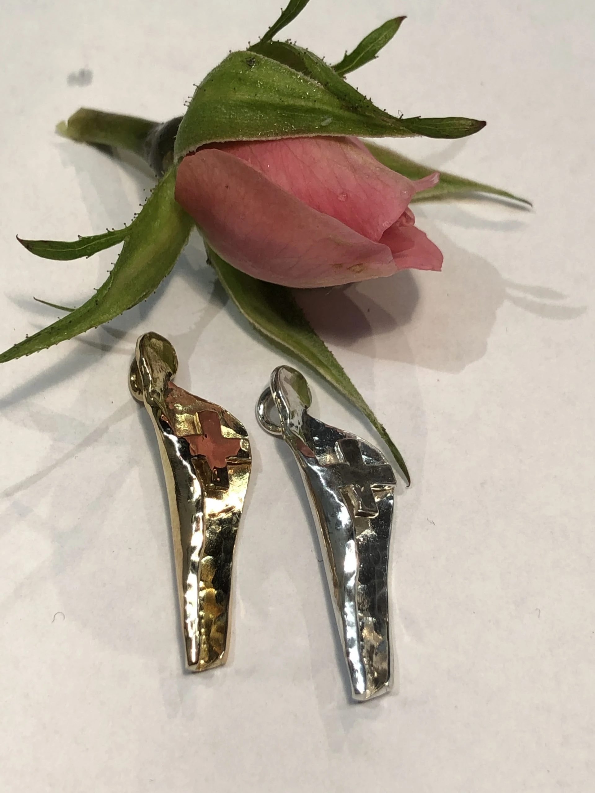 Bodda-smycke – en kvinna med kors, i guld och silver