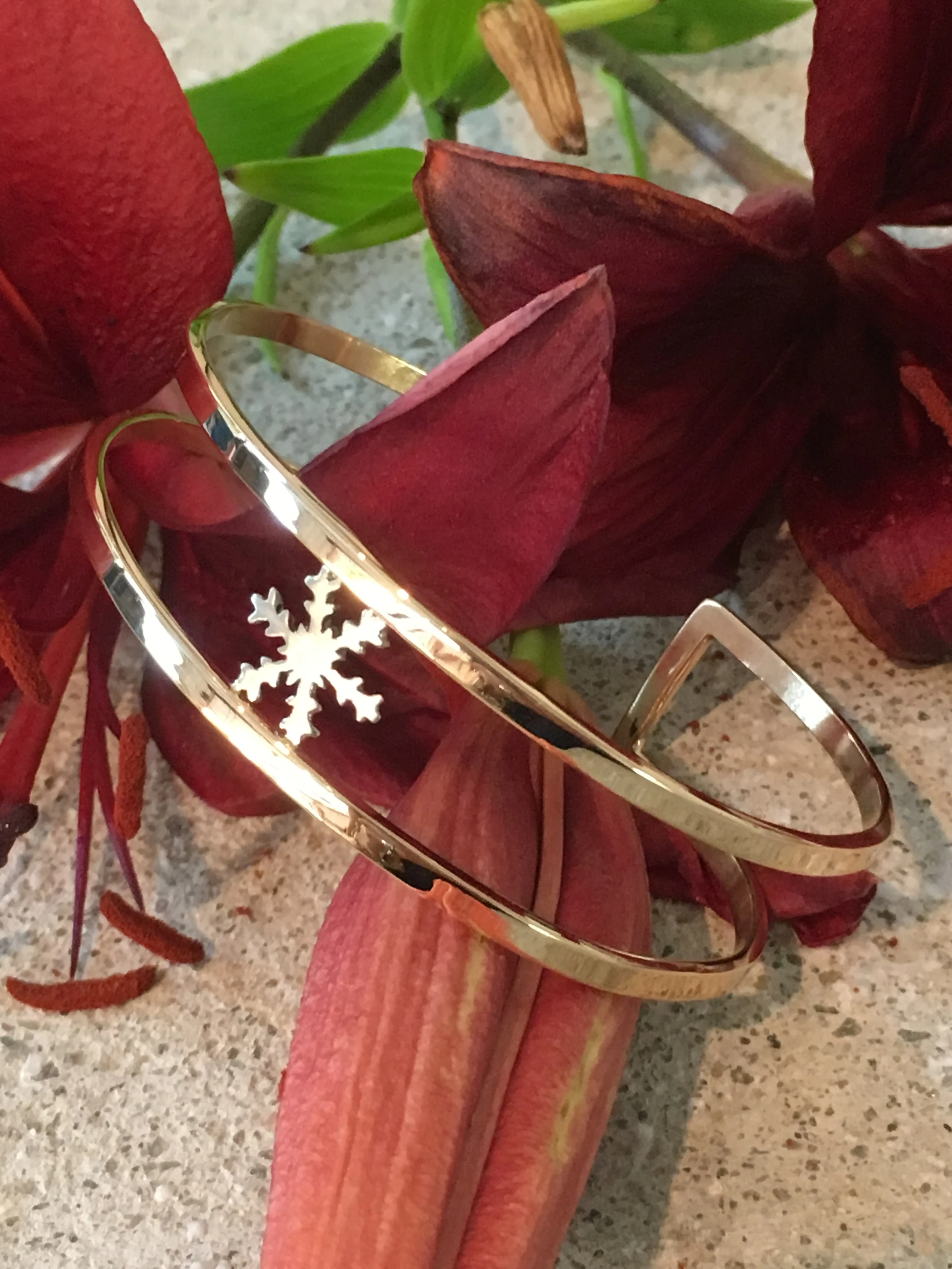 Armband med blomma