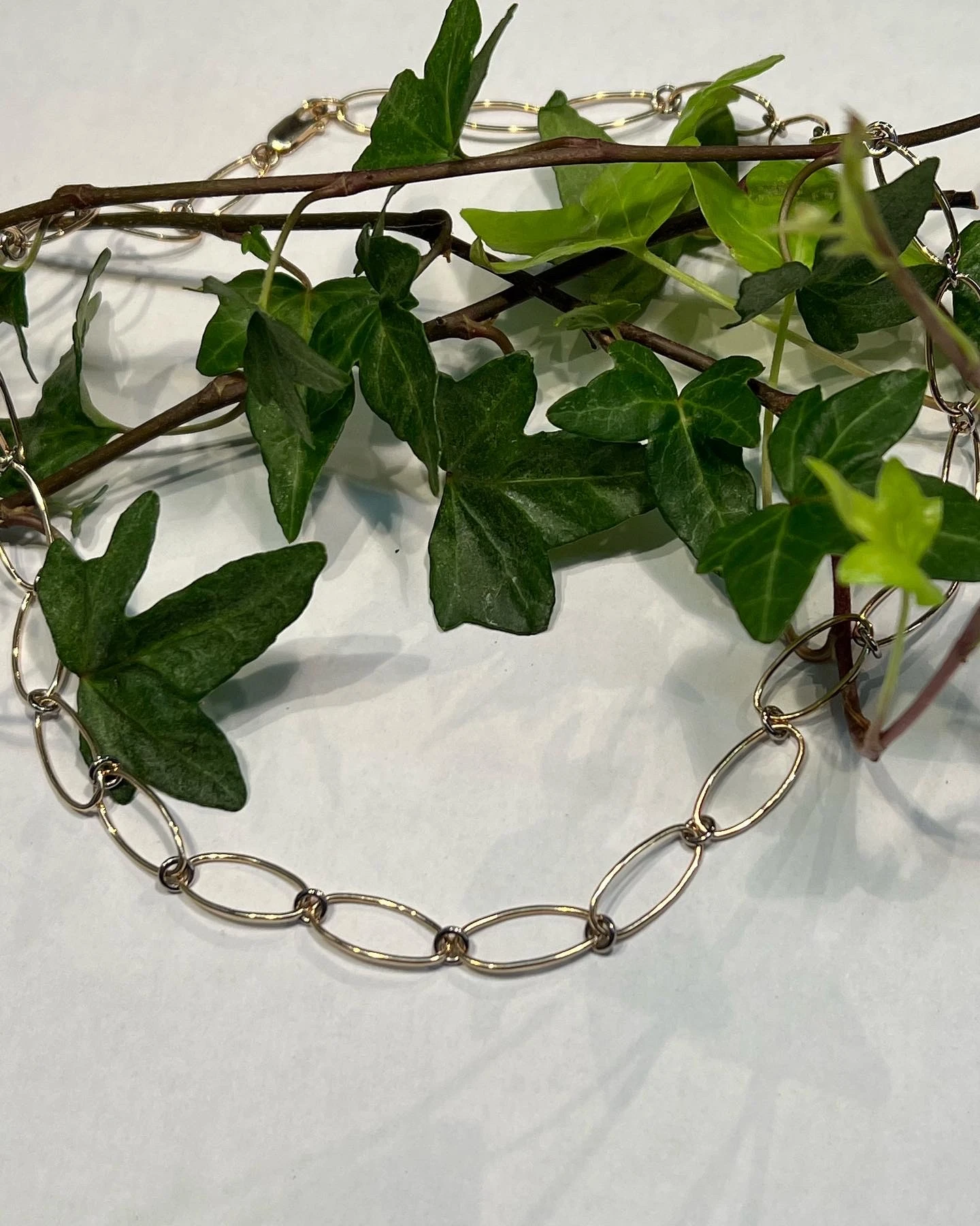 Halsband med hänge 2023